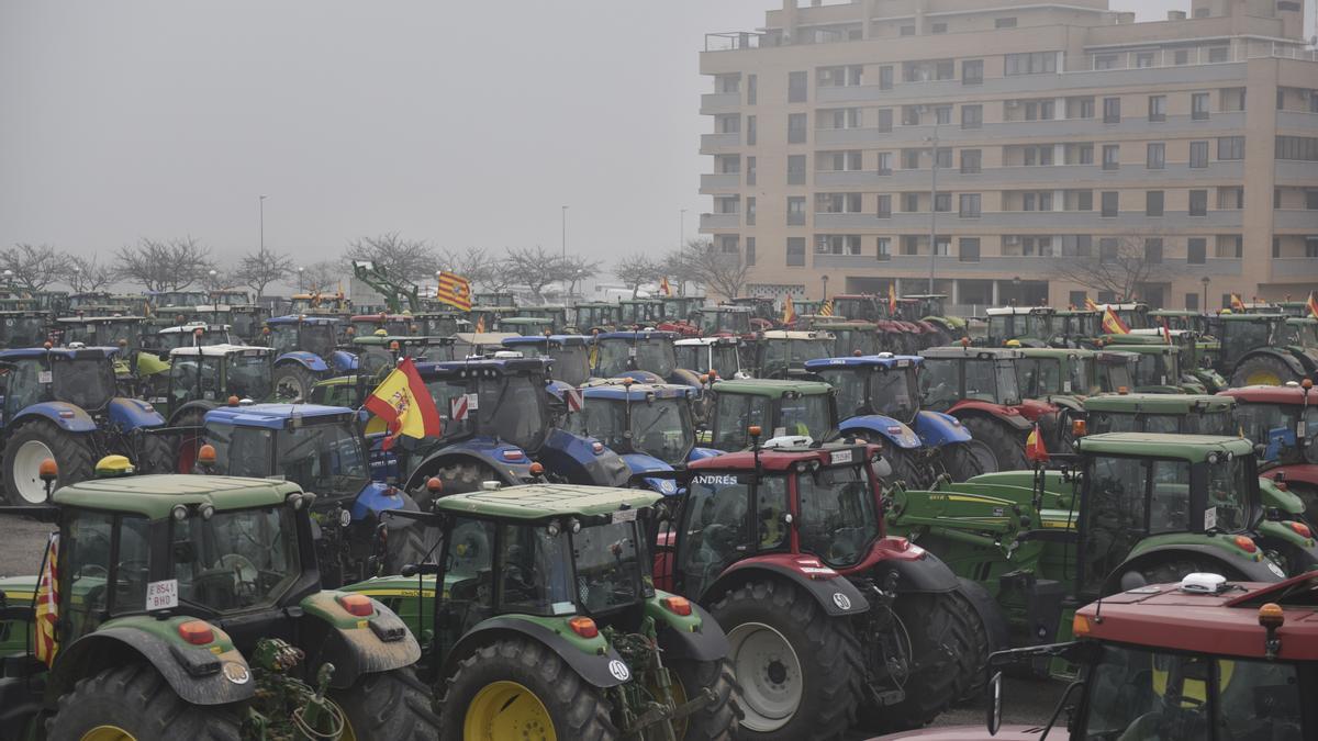 Los tractores de los agricultores se concentran por carreteras que pasan por Huesca, a 6 de febrero de 2024, en Huesca