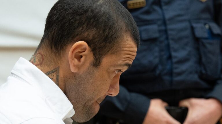 El exfutbolista Dani Alves durante un juicio en la Audiencia de Barcelona, a 5 de febrero de 2024, en Barcelona, Catalunya (España).