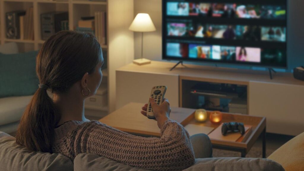Una persona viendo la televisión.