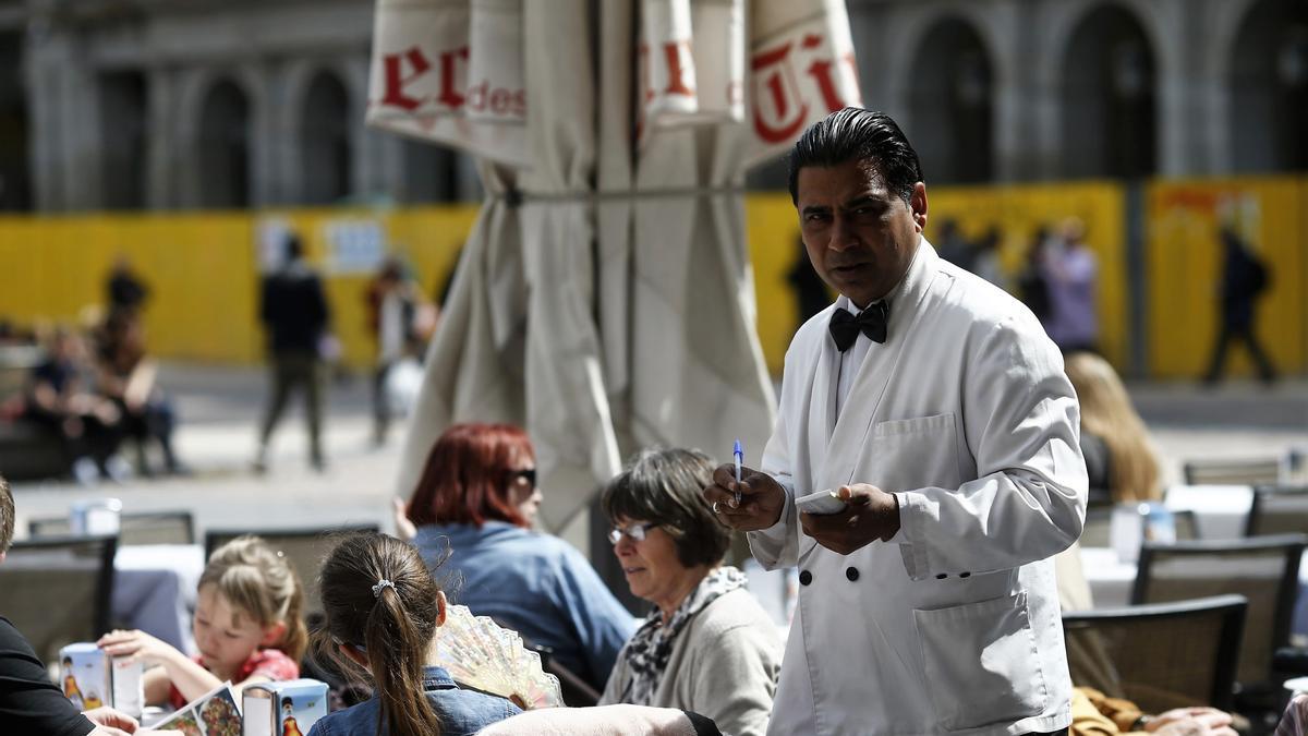 Un camarero trabaja en un bar de Madrid.