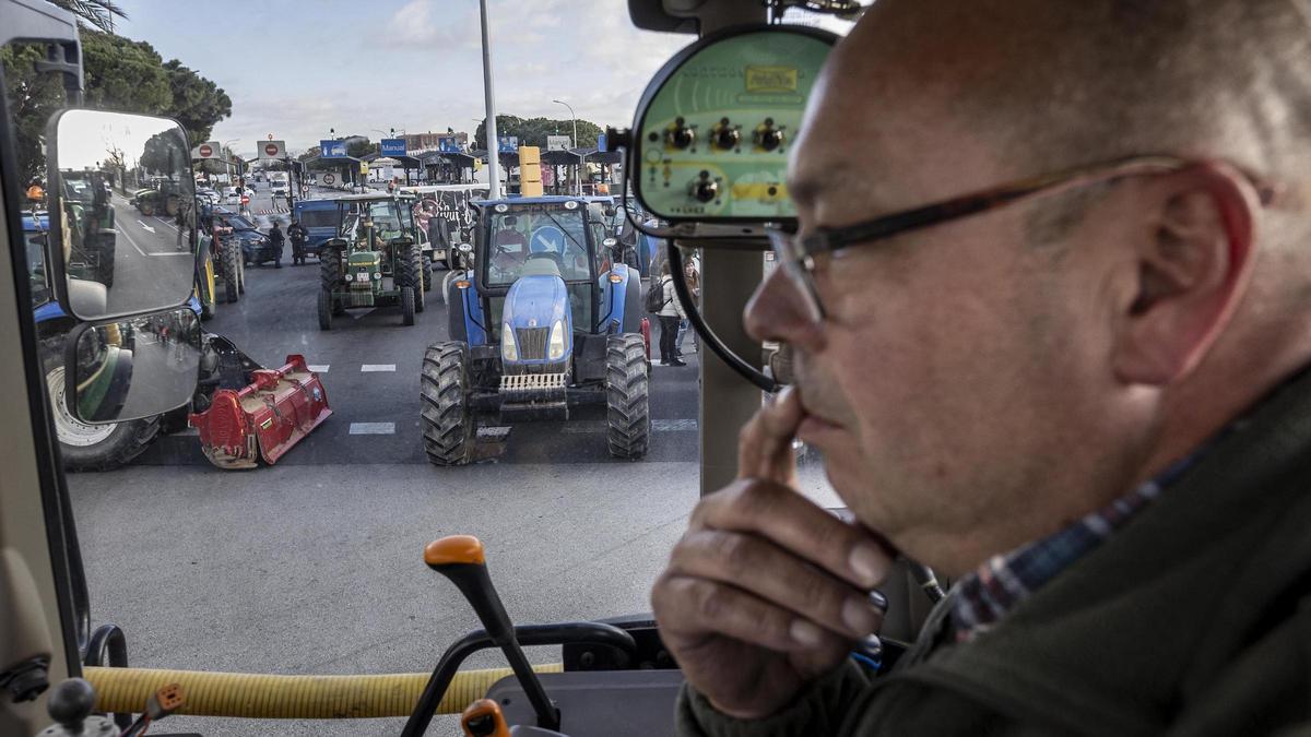 El puerto de Tarragona solo realiza el 13% de su actividad por el bloqueo de los tractores