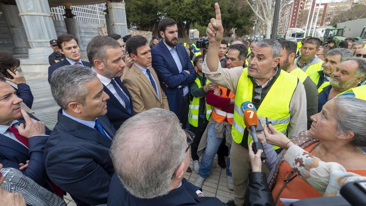Agricultores murcianos zarandean el coche de López Miras e impiden la salida de los diputados de la Asamblea Regional