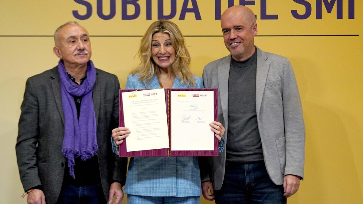 Yolanda Díaz vicepresidenta segunda del Gobierno y ministra de Trabajo y Economía Social, los secretarios generales de CCOO, Unai Sordo y de UGT, Pepe Álvarez, durante la  firma del acuerdo alcanzado para la subida del Salario Mínimo Interprofesional (SMI).