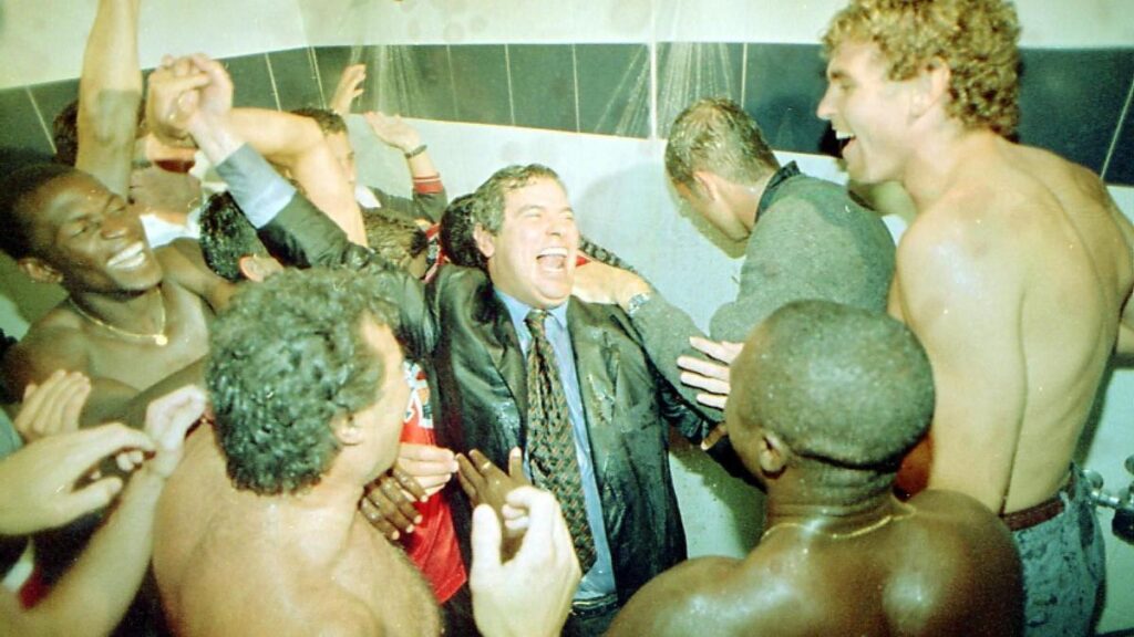 Beltrán celebra en Vallecas el ascenso a Primera en 1997.