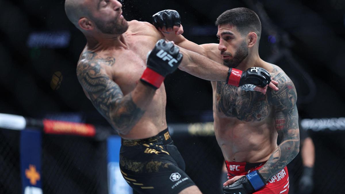 Ilia Topuria conecat un derechazo a Alexander Volkanovski
