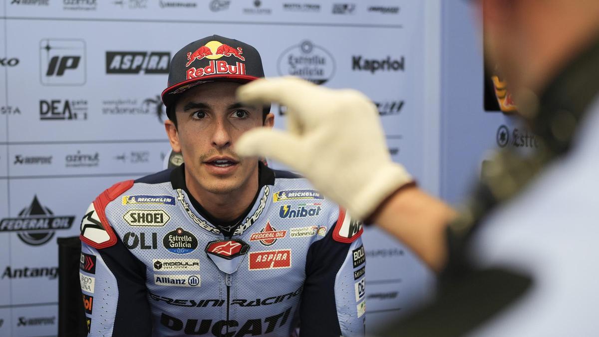 Marc Márquez dialoga, ayer, con uno de sus técnicos en el 'team' Gresini.