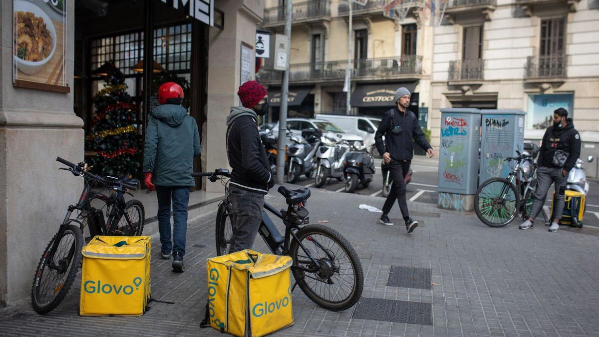 Repartidors de Glovo en un carrer de Barcelona.