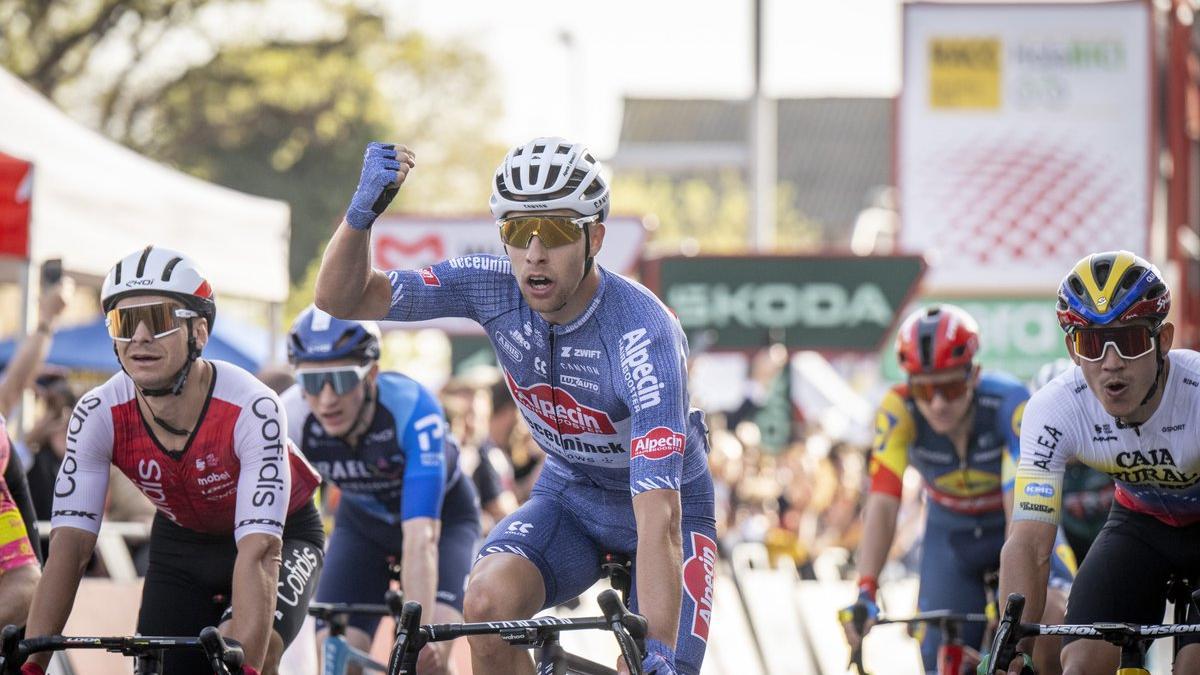 Alex Laurence se impone en la meta de la Volta en Viladecans.