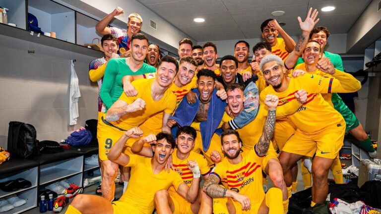 Los jugadores del Barça celebran la victoria en el Metropolitano sobre el Atlético (0-3).