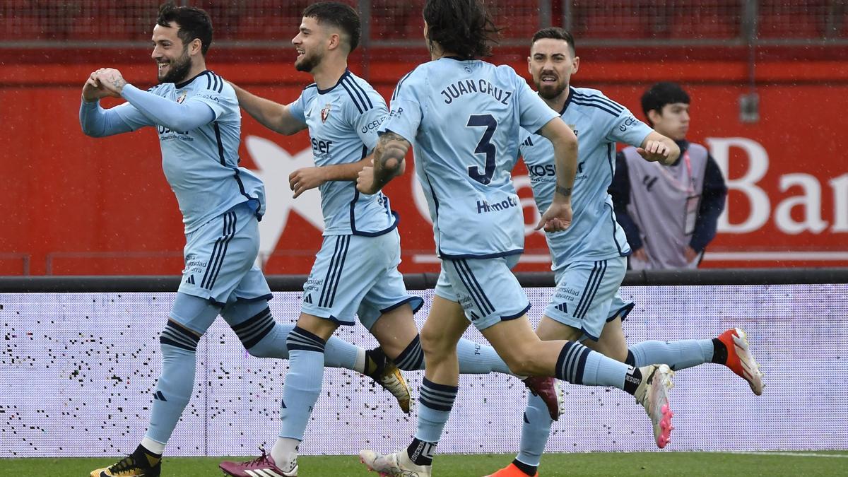Los jugadores de Osasuna celebran el gol de Arnaiz