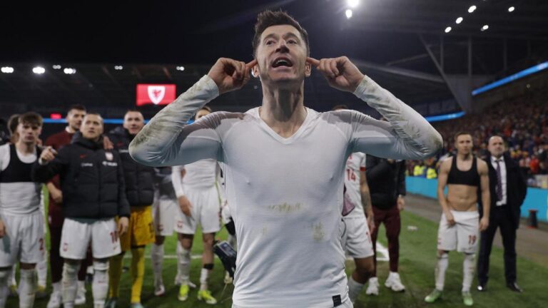 Lewandowski se dirige a la hinchada polaca presente en Cardiff.
