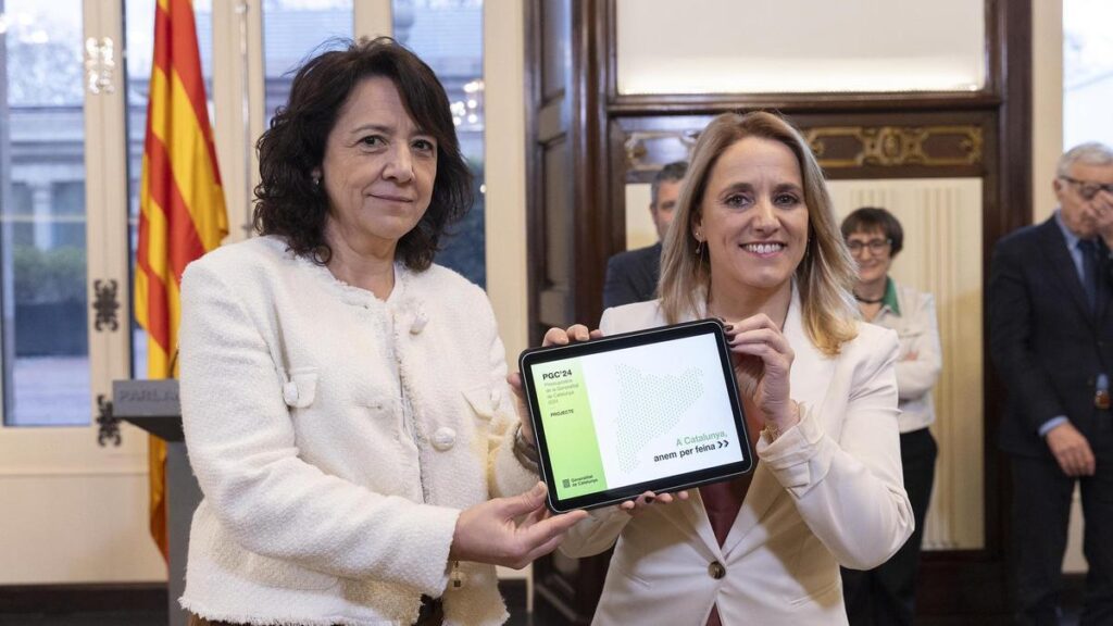 La consellera Natàlia Mas entregael proyecto de presupuestos a la presidenta del Parlament, Anna Erra