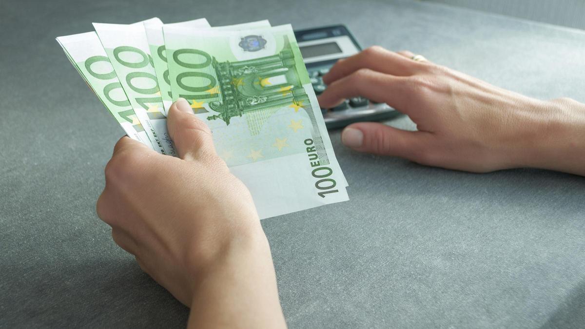Billetes de euro en las manos de una mujer