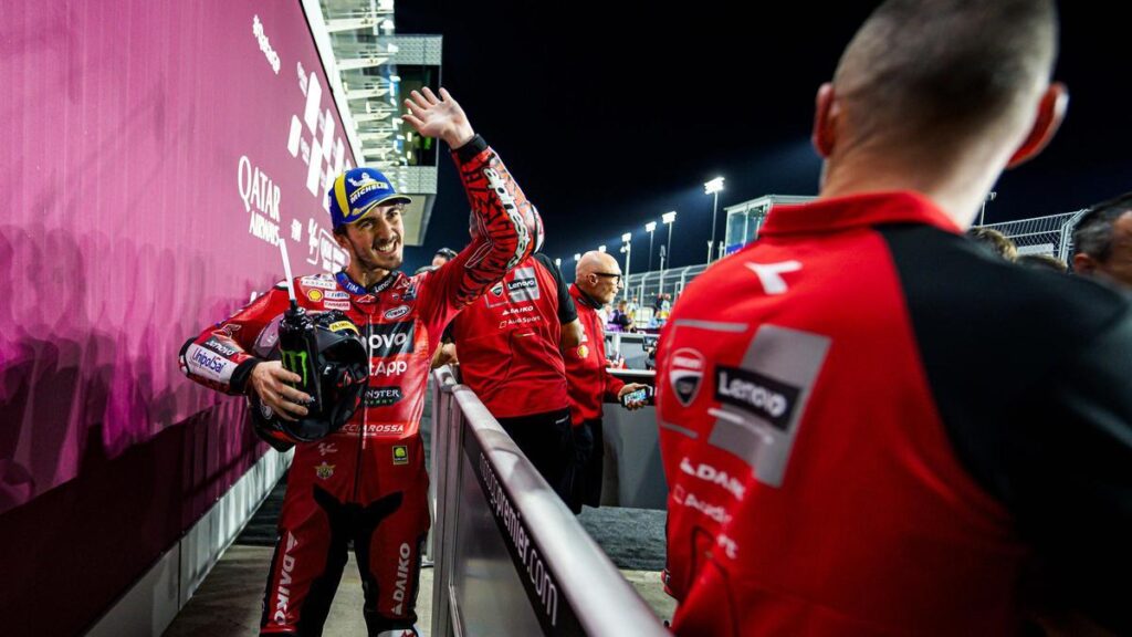 'Pecco' Bagnaia celebra, con rabia, su victoria de ayer en Catar.