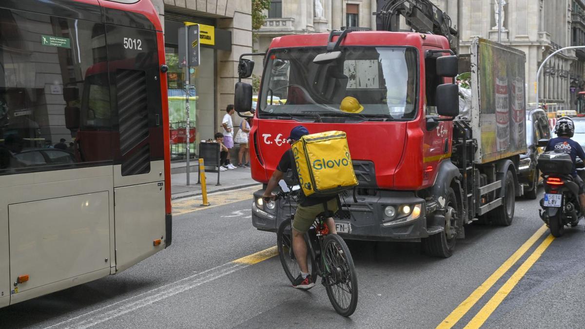 Un repartidor de Glovo a la Via Laietana de Barcelona, l’agost passat.
