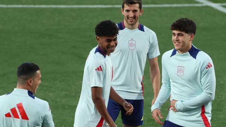 Pau Cubarsí y Lamine Yamal, en el entrenamiento en Las Rozas