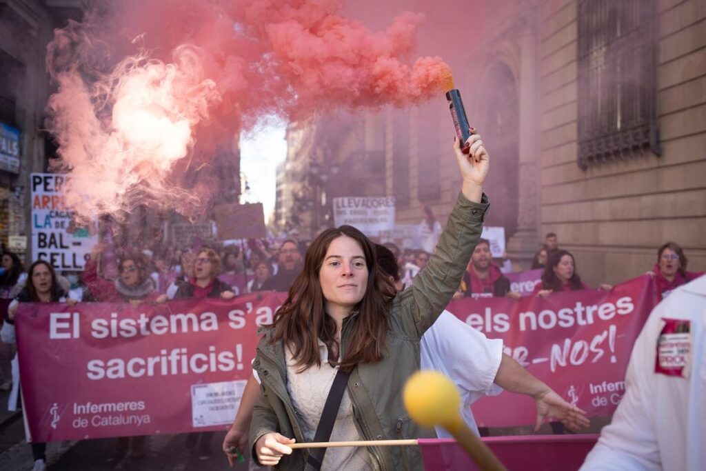 La guerra de "cuchillazos" entre los principales sindicatos de enfermería de Catalunya salpica a los colegios profesionales