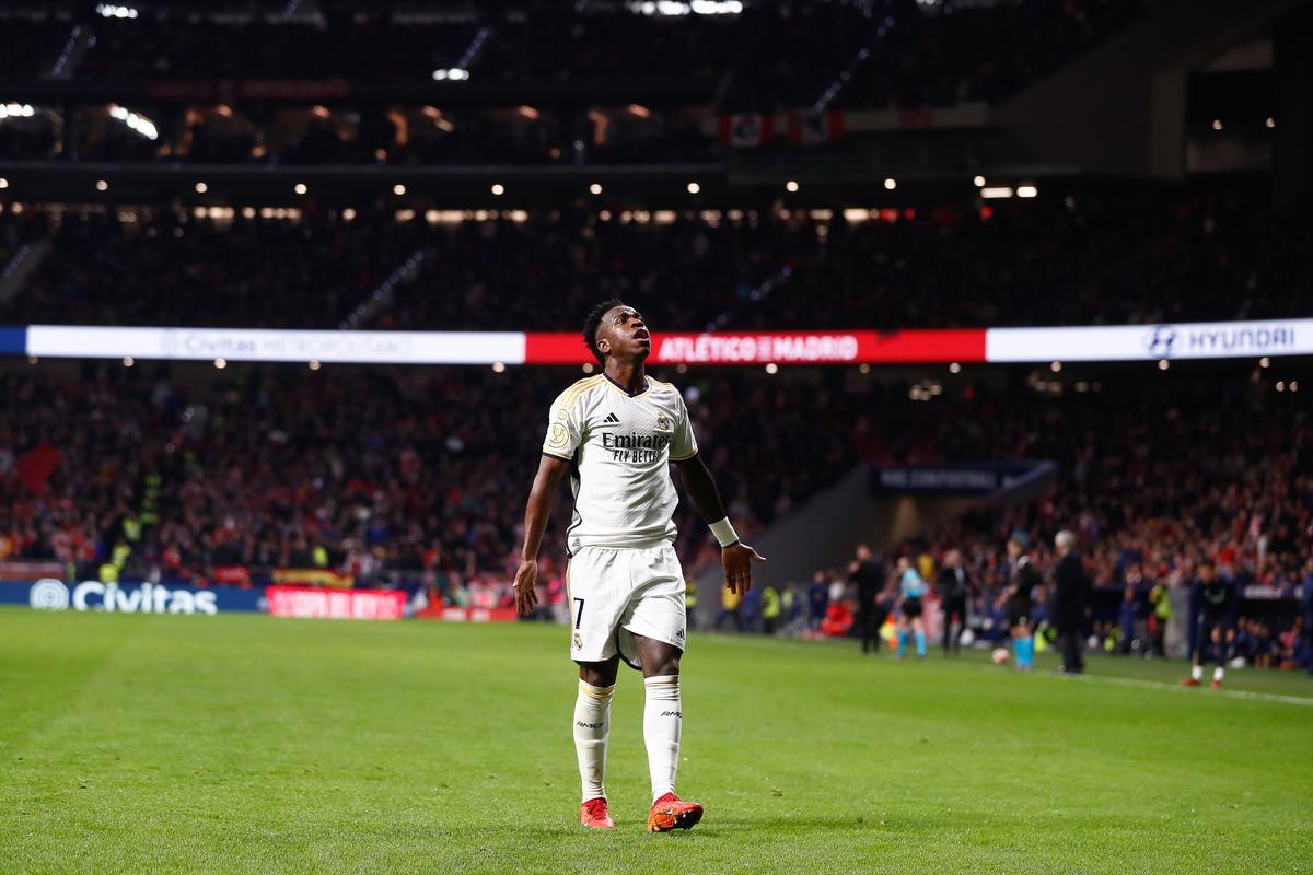 El Madrid denuncia ante Fiscalía los insultos racistas contra Vinicius en las aledaños de Montjuïc y el Metropolitano