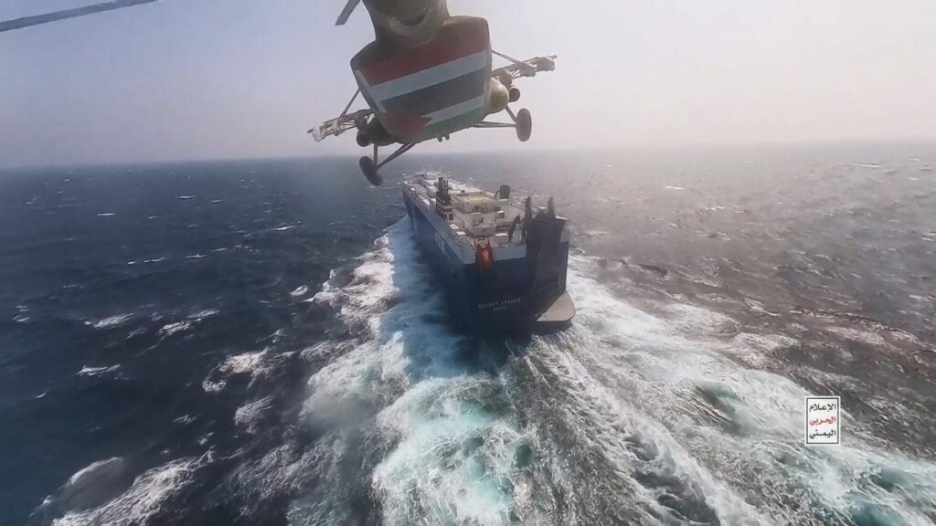 helicóptero Houthi volando sobre el carguero 'Galaxy Leader' mientras lo capturan en el Mar Rojo frente a la costa de Hodeida.