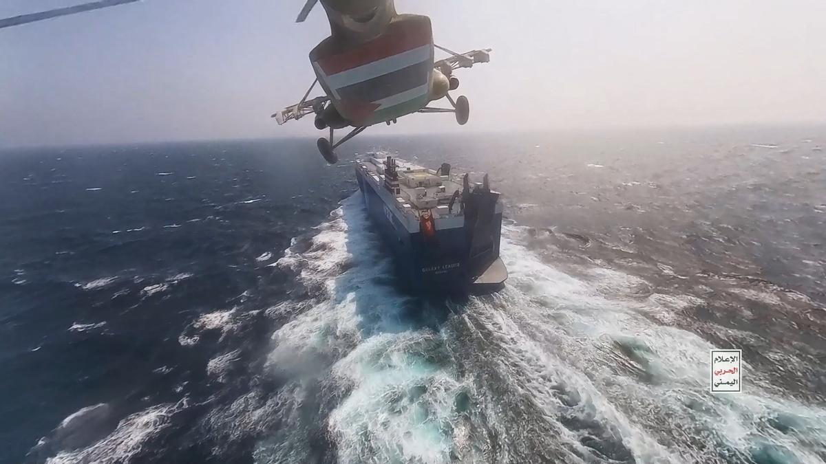 helicóptero Houthi volando sobre el carguero 'Galaxy Leader' mientras lo capturan en el Mar Rojo frente a la costa de Hodeida.