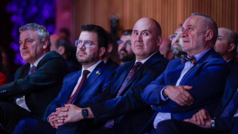 El president Aragonès junto Rick Suárez, presidente de AstraZeneca España, este jueves en el Liceu, en el aniversario del 'hub' de la farmacéutica en Barcelona.