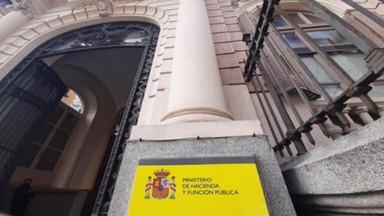 Fachada del Ministerio de Hacienda y Función Pública.