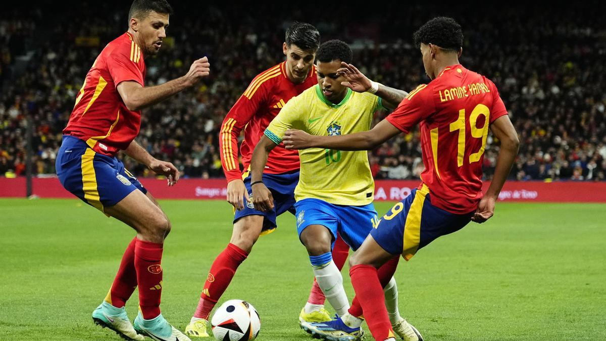 Rodri, Moraya y Yamal defienden a Rodrygo en una acción del partido.