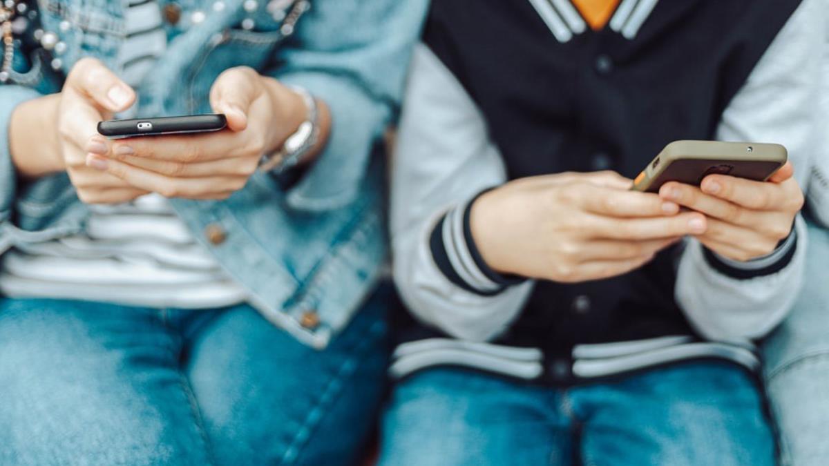 Adolescentes, adicción al teléfono, jóvenes, nuevas tecnologías, redes sociales.