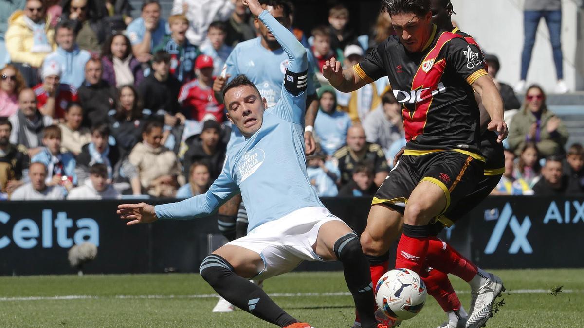 Aspas disputa un balón con Pacha Espino, en una jugada de Celta-Rayo.