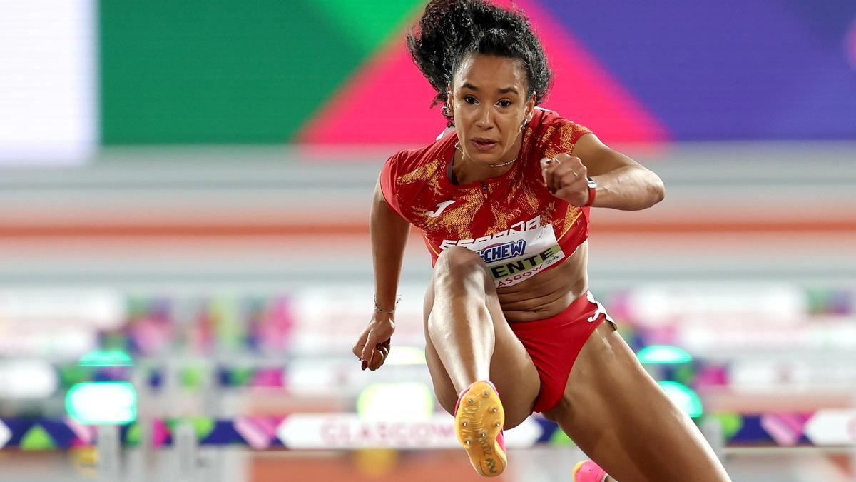 María Vicente, durante la prueba de vallas, la primera del pentatlón, en el campeonato mundial de Glasgow.