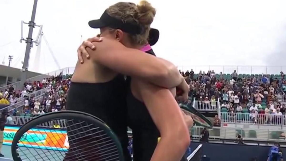 Sabalenka y Badosa se abrazan tras el duelo.