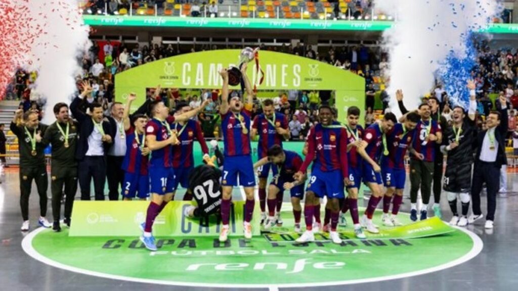 La plantilla del Barça posa con el título
