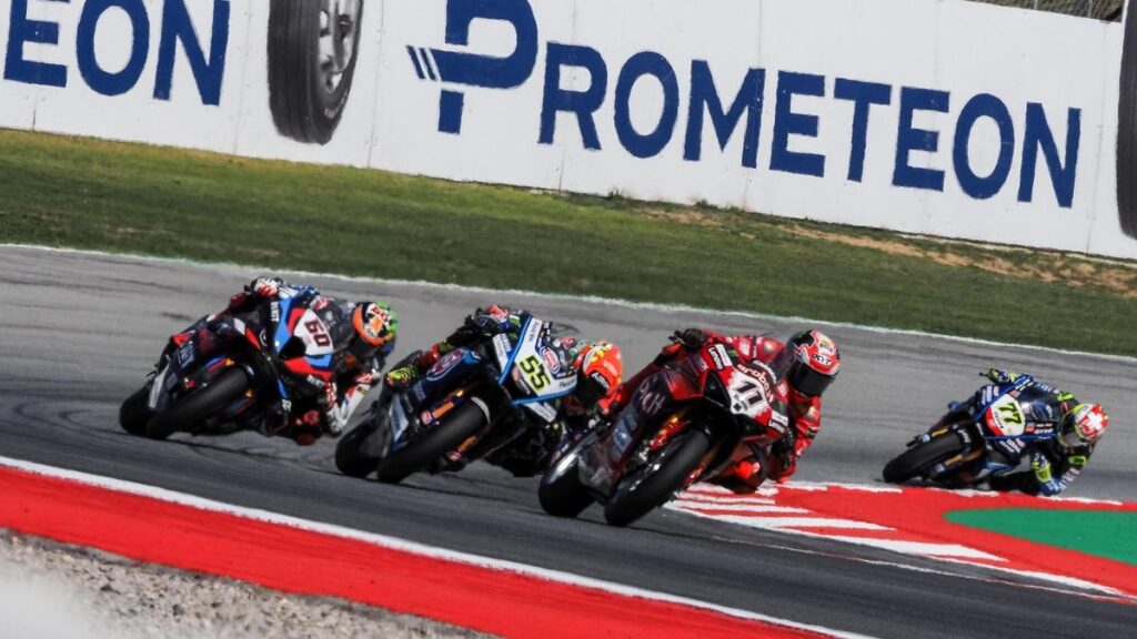 Álvaro Bautista en cabeza durante la carrera de SBK.