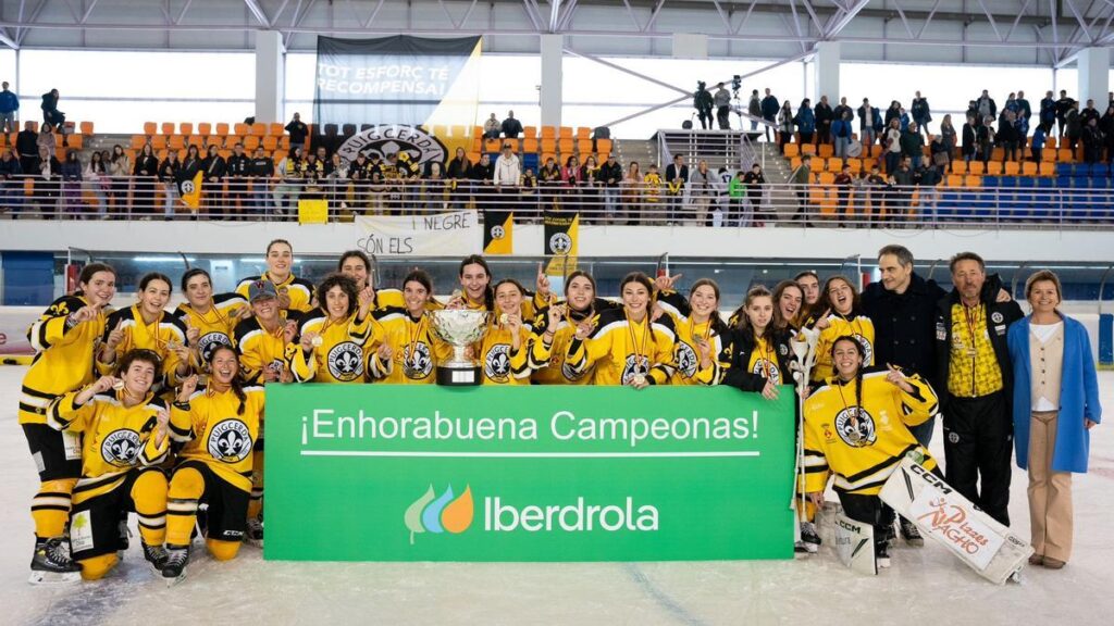 El CG Puigcerdà con el trofeo de la Copa de SM La Reina.