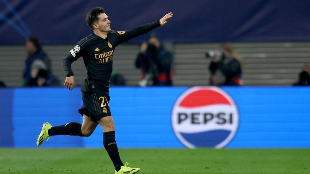 Brahim celebra su gol en Leipzig