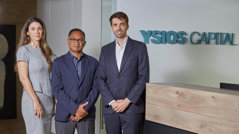 La vicepresidenta de Engrail, Camilla Gomiero, su presidente, Vikram Sudarsan, y el socio de Ysios Guillem Laporta