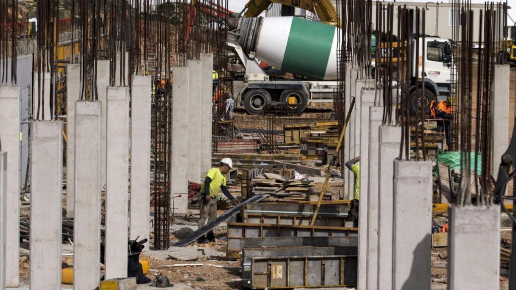 Operarios, trabajando en una obra.