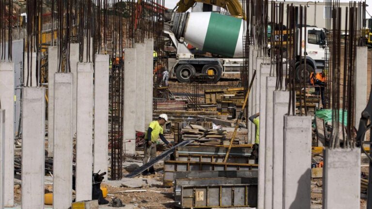 Operarios, trabajando en una obra.
