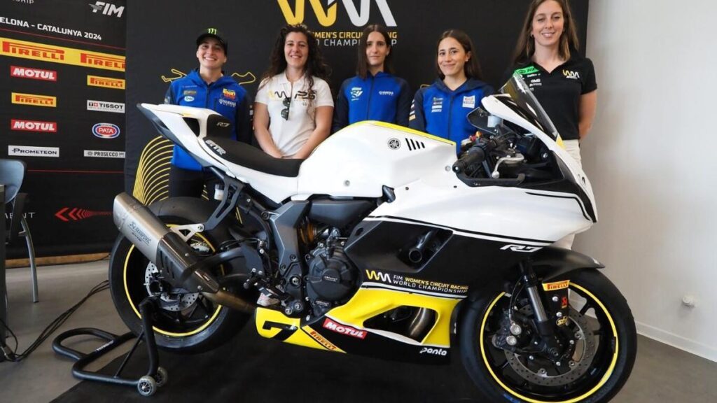 Ana Carrasco,  Pakita Ruiz, Sara Sánchez, Beatriz Neila, y Andrea Sibaja con la Yamaha R7 oficial del campeonato