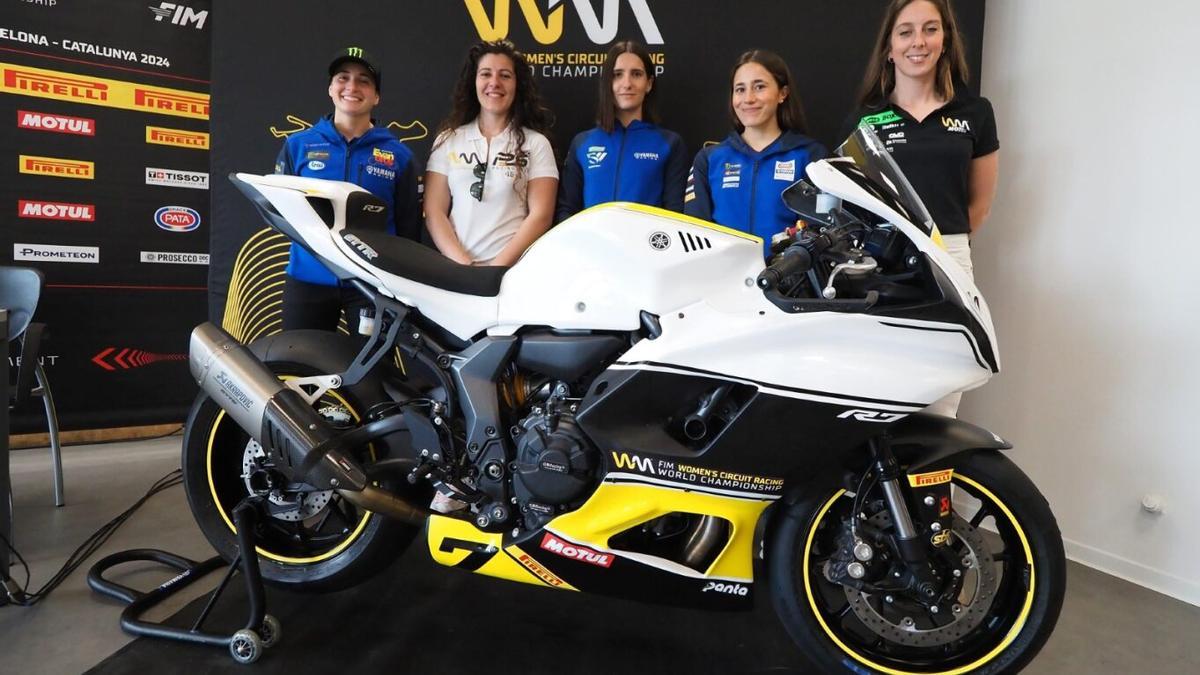 Ana Carrasco,  Pakita Ruiz, Sara Sánchez, Beatriz Neila, y Andrea Sibaja con la Yamaha R7 oficial del campeonato