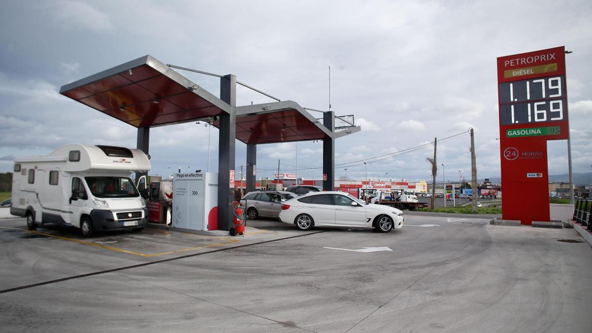 Una gasolinera 'low cost', en una iamgen de archivo.