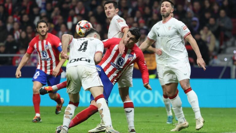 Jugada del Atlético-Athletic de semifinales de la Copa del Rey.