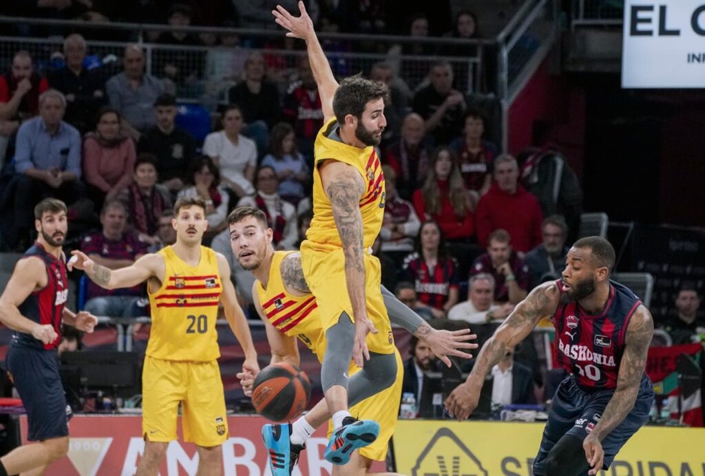 Marcus Howard fulmina al Barça y reengancha al Baskonia a los playoffs (103-96)