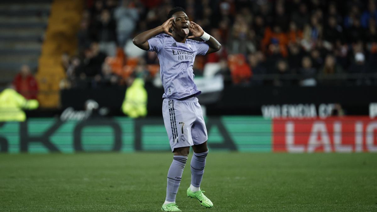 Vinicius Junior celebra su segundo gol en Mestalla en el Valencia - Real Madrid.