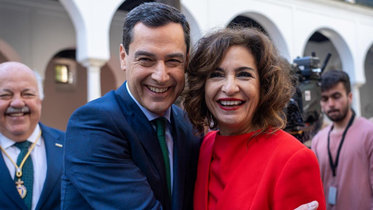 La vicepresidenta María Jesús Montero y el presidente de Andalucía, Juanma Moreno, en los actos institucionales por la celebración del 28F, Día de Andalucía.