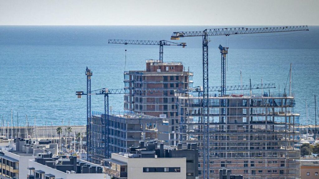 Pisos en construcció al barri del Gorg, a Badalona.