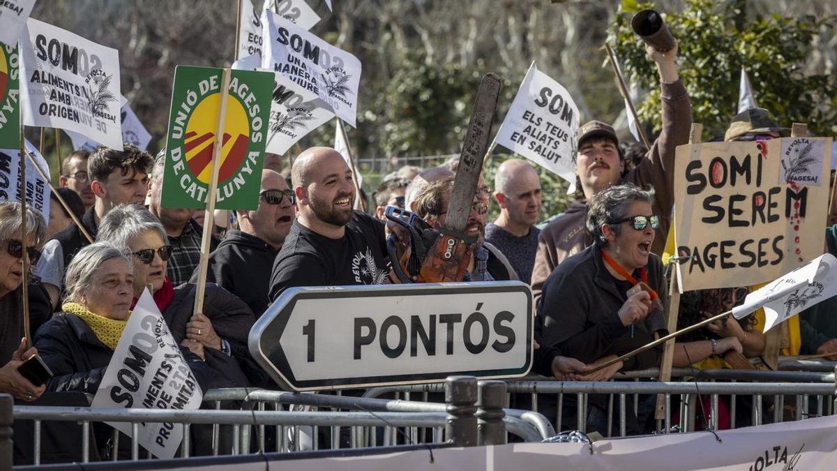 Protesta d’agricultors i ramaders convocada per Unió de Pagesos davant el Parlament, ahir.