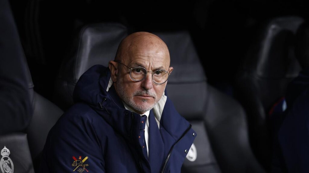 Luis de la Fuente en el banquillo durante el amistoso entre España y Brasil.