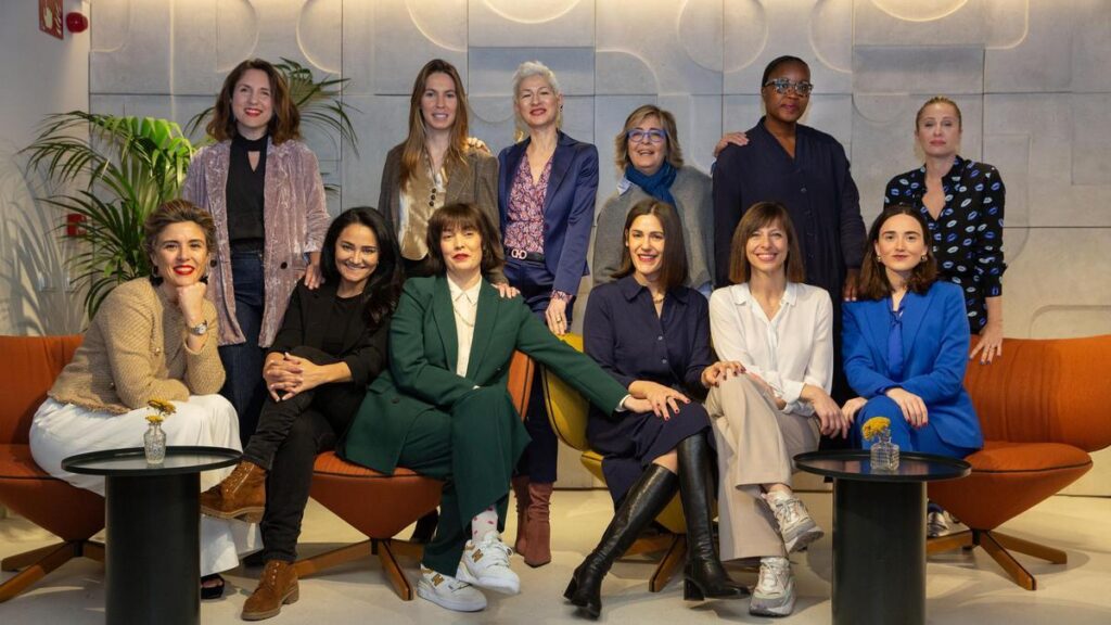 Arriba, Gemma Fillol, Ariadna Vallverdú, Mariele Violano, Charo Sebastian, Charleen Parkes y Sonia Muñoz. Abajo, Laura Berzal, Mayte Carrasco, Silvia Foz, Natalie Batlle, Andrea Draper y Laura Guix. Todas socias o colaboradoras de Juno House Club.