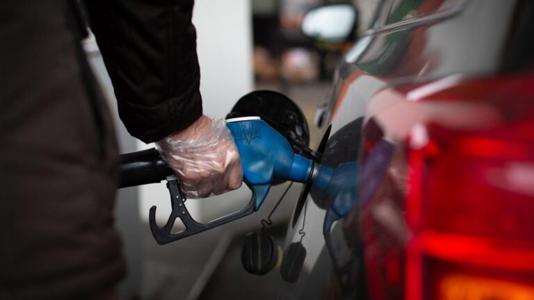 Un home omple el dipòsit en una gasolinera de Barcelona